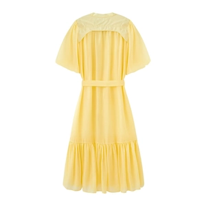 Détail de l'ourlet à volants et du dos ajouré sur cette robe en mousseline jaune