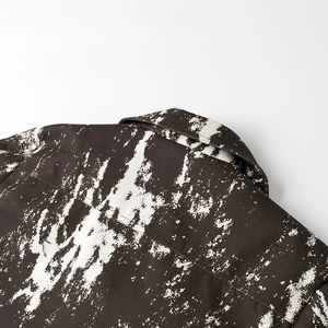 Dettaglio del tessuto twill pesante marrone e bianco screziato e cuciture del colletto