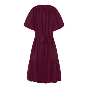 Détail d'une robe midi bordeaux avec manches bouffantes, boutons et ourlet volanté