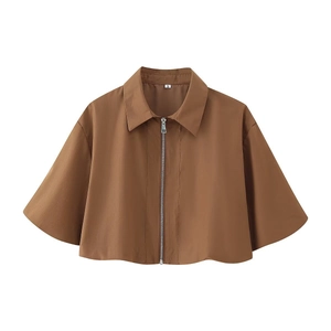 Détail d'une veste courte marron à manches courtes avec fermeture éclair et étiquette S
