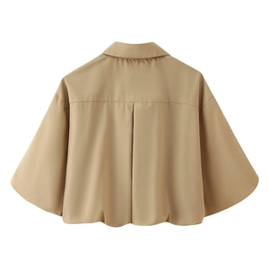 Vue arrière de la chemise kaki à manches courtes avec empiècement et pli plat au dos