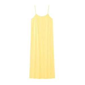 Détail d'une robe nuisette jaune clair à fines bretelles et finition satinée lisse