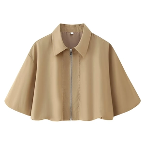 Détail d'une veste cape courte kaki avec fermeture éclair métallique et col à revers