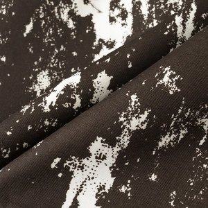 Dettaglio macro del tessuto twill marrone scuro con stampa a inchiostro marmorizzato bianco