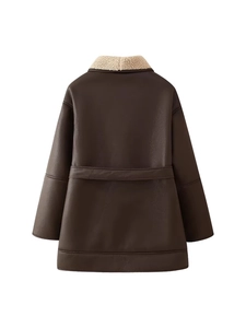 Giacca media in ecopelle marrone scuro con colletto in pile crema, vista posteriore