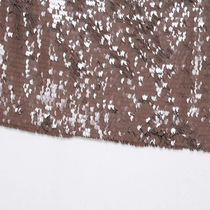 Minigonna marrone con paillettes metalliche a goccia e design sexy a vita bassa