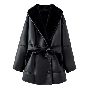 Dettaglio del cappotto in ecopelle nera con collo in pelliccia e cintura in vita