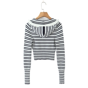 Detailaufnahme eines gestreiften Strick-Hoodies mit geripptem Saum und Reißverschluss