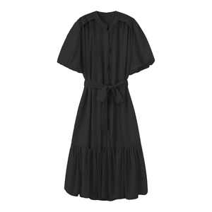 Robe noire élégante avec manches bouffantes, ceinture et ourlet plissé pour l'été