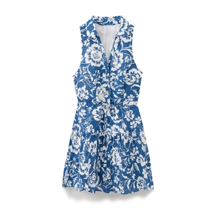 Détail de la broderie anglaise fleurie bleue et de l'ourlet à volants de la robe d'été