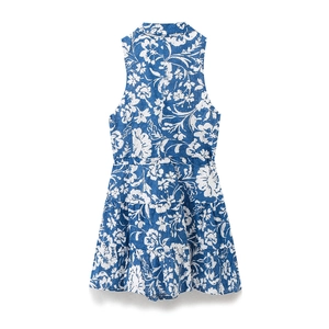 Détail du tissu bleu à fleurs avec broderie anglaise et ourlet à volants à trois couches