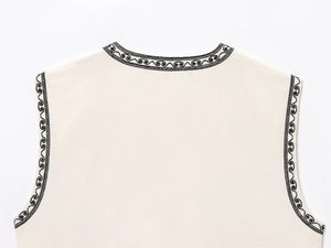Gros plan sur la broderie élégante du col d'un gilet d'été sans manches pour femme