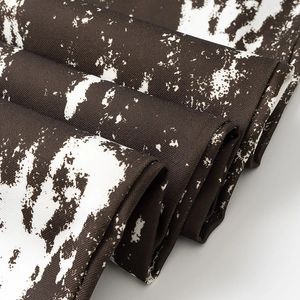 Dettaglio ravvicinato di tessuto in cotone pesante con stampa astratta e trama twill