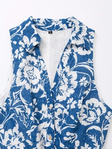 Robe bleue élégante sans manches avec col en V, coupe ajustée et broderie anglaise