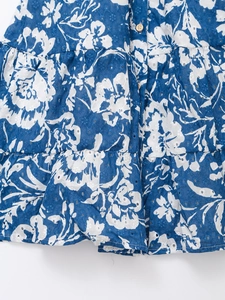 Robe élégante cintrée à broderie florale bleue et blanche avec boutons en bois