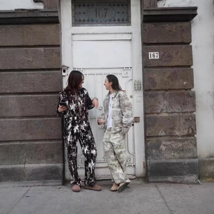 Set moda donna 2025 con giacche stampate e pantaloni in stile street fashion