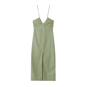 Détail d'une robe longue vert avocat à fines bretelles avec fente haute et col en V