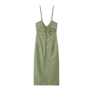 Détail de la robe midi vert sauge avec dos nu, nœud papillon et fermeture éclair