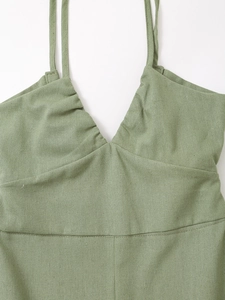 Robe en lin vert sauge avec décolleté en V profond et plis pour l'été