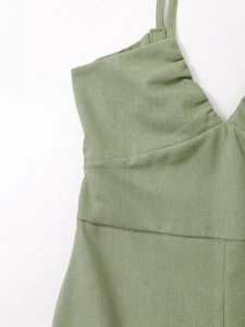 Détail de la robe maxi en lin vert sauge avec fines bretelles et plis sur la poitrine