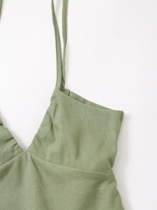 Détail de la robe vert sauge en lin de coton avec col en V et fines bretelles