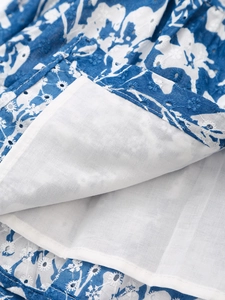 Robe d'été élégante à col en V, coupe ajustée avec détails de broderie anglaise bleu marine