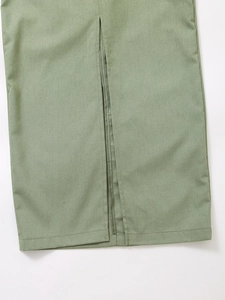 Robe d'été vert sauge coupe ajustée avec dos nu et fente latérale élégante au bas