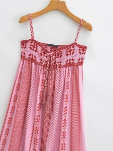 Robe bohème en maille au crochet avec imprimé floral rose et liens à glands rouges