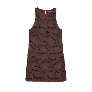 Détail de la robe courte marron avec tissu texturé à fleurs et encolure ronde chic