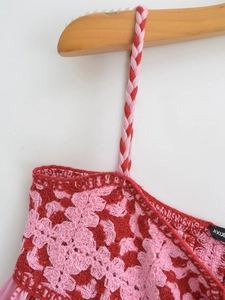 Robe d'été chic en maille crochetée dos nu pour femme aux tons rouge et rose