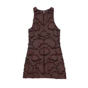Détail du dos d'une mini robe sans manches marron foncé avec texture et zip invisible