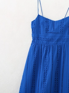 Abito lungo estivo blu scuro con ricamo traforato e spalline sottili
