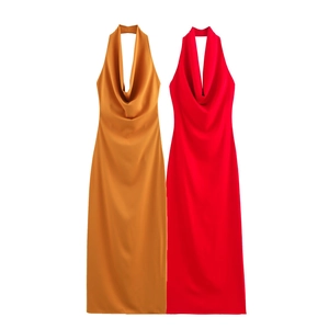 Dettaglio di abiti midi in raso di seta con scollo a cappuccio e schiena scoperta elegante