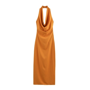 Dettaglio dello scollo a cappuccio e del tessuto satinato di questo abito midi arancio