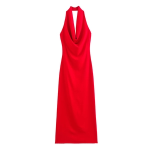 Dettaglio dell'abito halter in raso rosso con scollo a cappuccio e tessuto lucido