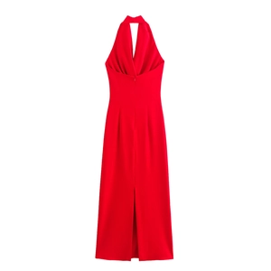 Dettagli dell'elegante abito midi rosso con scollo all'americana e spacco frontale