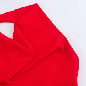 Vista dettagliata del tessuto in maglia elastica rosso acceso e cuciture lisce