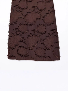 Robe mini sans manches marron foncé avec franges florales 3D et tissu texturé chic