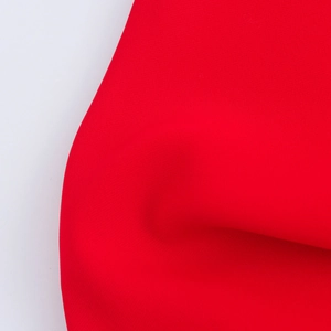Primo piano del tessuto a maglia rosso che mostra la trama fine e il materiale di lusso