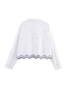 Chemise courte blanche pour femmes avec élégante broderie festonnée bleu marine