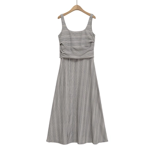 Détail d'une robe d'été sans manches à rayures avec buste plissé et coupe trapèze