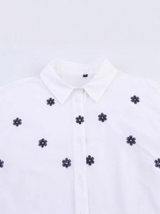 Chemise blanche en popeline à col à revers avec broderies florales bleues délicates