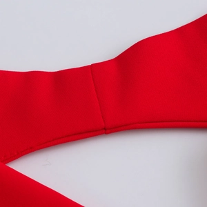 Dettaglio del tessuto in maglia rossa con cuciture piatte e trama a costine per abiti