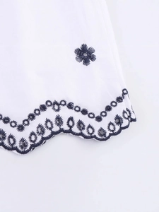 Chemisier en popeline blanche avec broderie florale bleu marine et ourlet festonné
