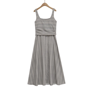 Détail de la robe maxi rayée dos nu montrant la texture et la coupe évasée en A