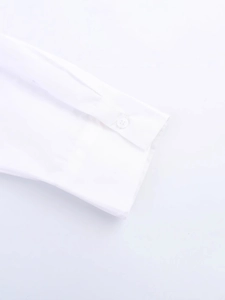 Vue détaillée d'une chemise classique en coton blanc avec poignets à bouton unique