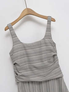 Robe longue sans manches avec col carré, rayures et détails froncés à la taille