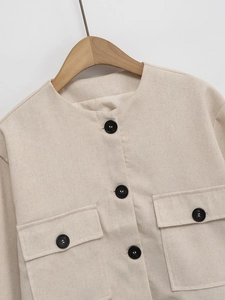 Chic off-white tweed jacket with round neck, contrasting black buttons and large pockets