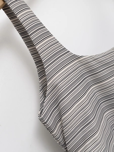 Détail de la robe à rayures noires et blanches montrant l'encolure et la finition des bretelles