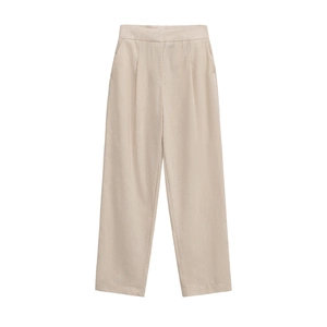 Détail du pantalon droit beige avec plis élégants et texture naturelle en coton et lin